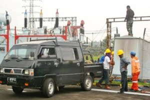 Sejumlah Teknisi PLN memperbaiki kerusakan salah komponen trafo yang berada di gardu induk PLN di Cijoho.JPG